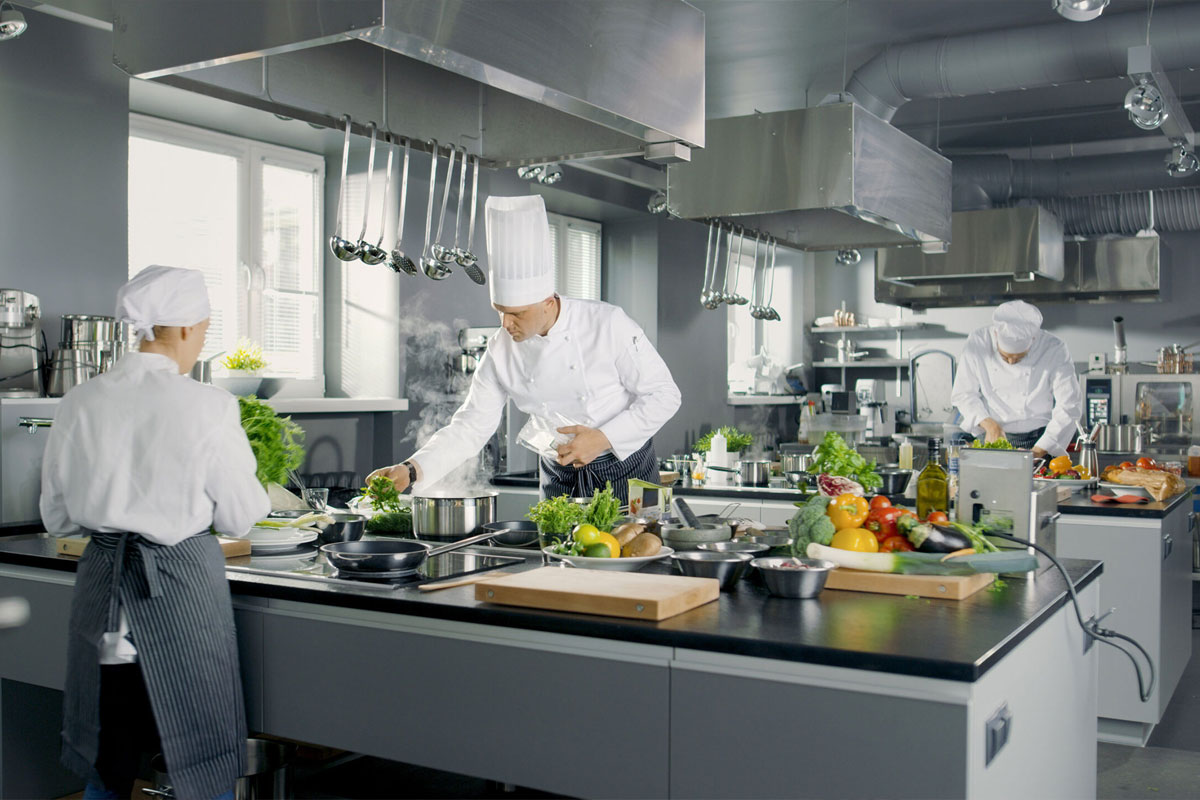 İstoc Endüstriyel Mutfak Otel, Restoran, Lokanta ve Gıda Üretim Sektöründe Endüstriyel Mutfak Ekipmanlarının Kullanımı: Verimlilik, Teknoloji ve Sürdürülebilirliğe Yönelik Bir Bakış